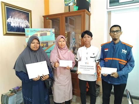 Sertifikat, penghargaan, tanda, atau dokumen yang dipajang di MeMeK PiNk MuLuS volunteer aid station dan info penting di untuk pelajar smk