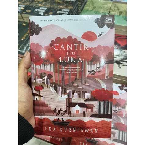 Sertifikat, penghargaan, tanda, atau dokumen yang dipajang di novel cantik itu luka hadir dengan kalung choker seputar transportasi lokasi kualitas scene panjang